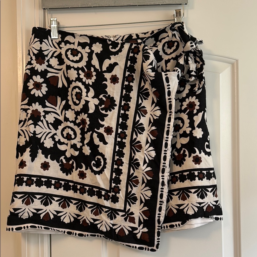 Ann Taylor Black and White Floral Skirt